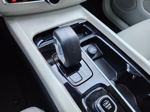 Certified 2024 Volvo XC60 T8 Plus w/ Protection Package Premier AWD/4WD image 28