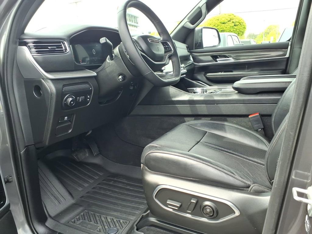 Used 2022 Jeep Wagoneer Series III w/ Premium Group I AWD/4WD image 12