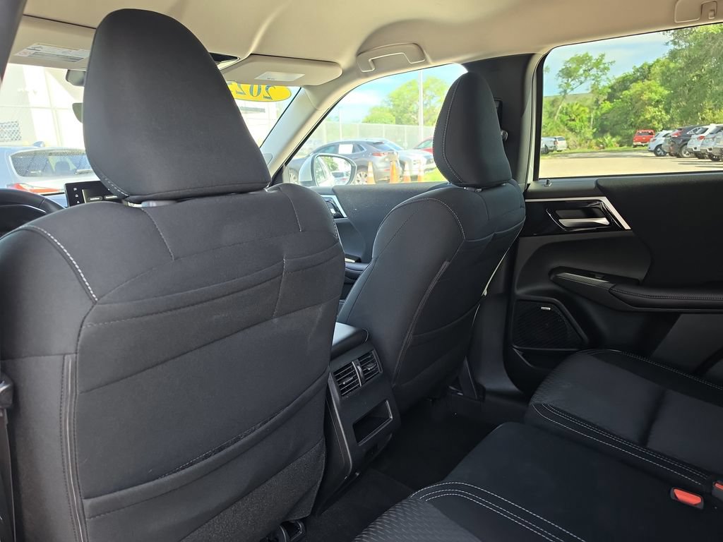 Used 2025 Mitsubishi Outlander ES FWD image 10