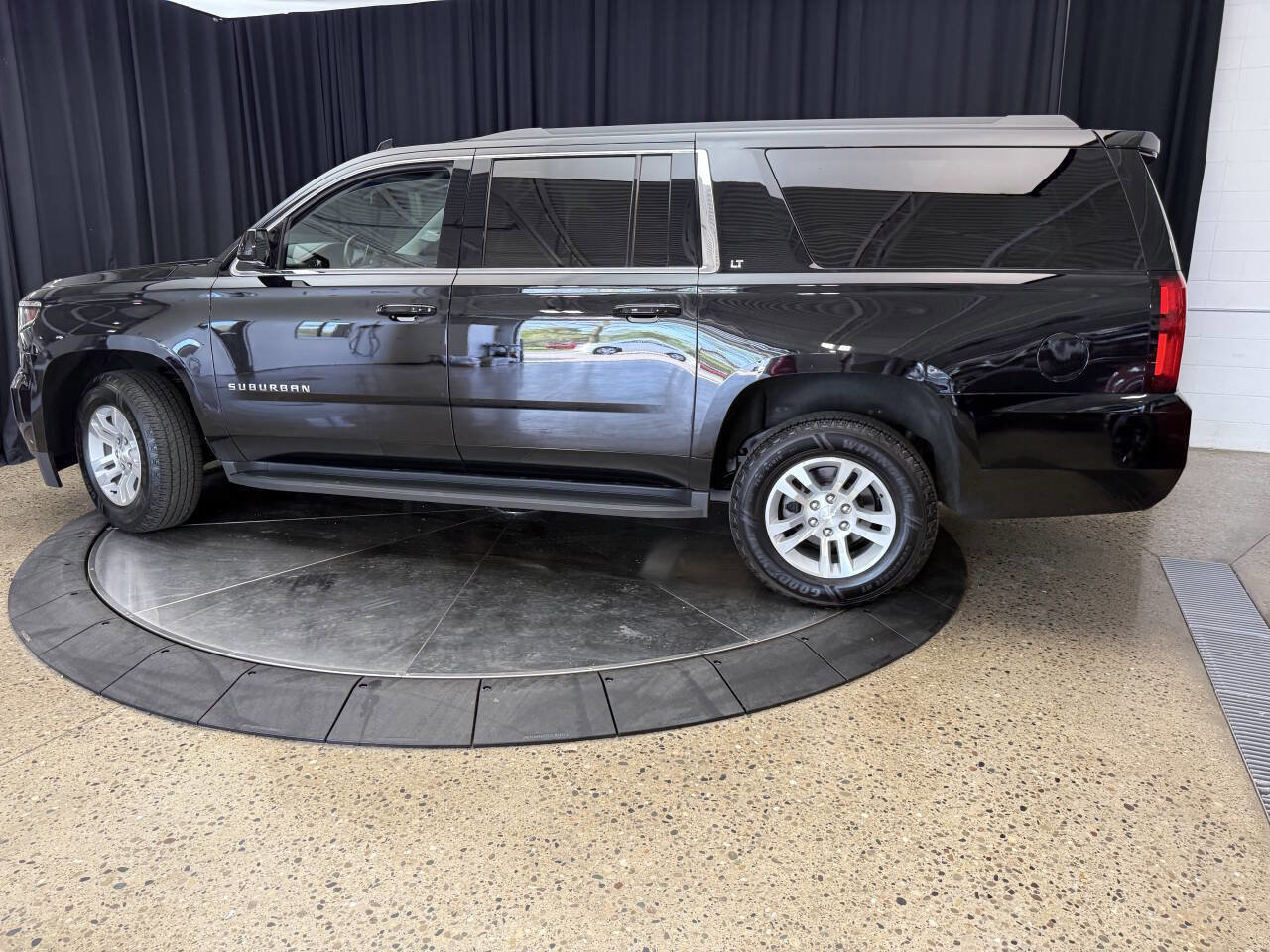 Used 2019 Chevrolet Suburban LT AWD/4WD image 3
