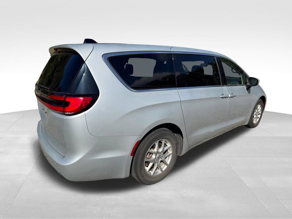 Used 2023 Chrysler Pacifica Touring-L FWD image 6