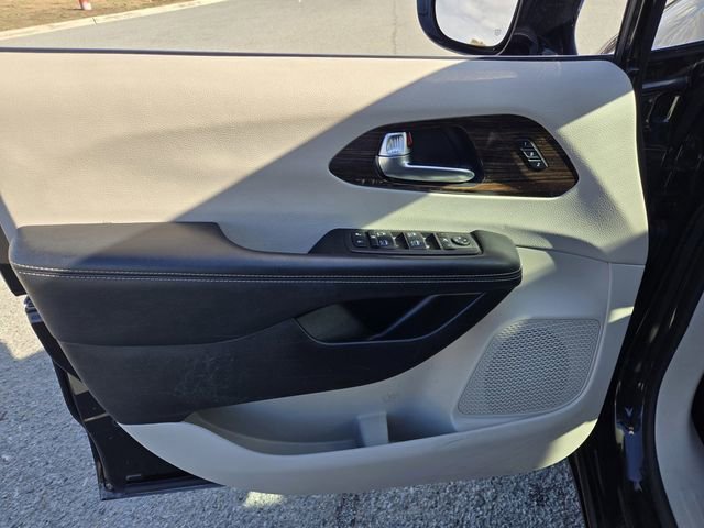 Used 2023 Chrysler Pacifica Limited image 20