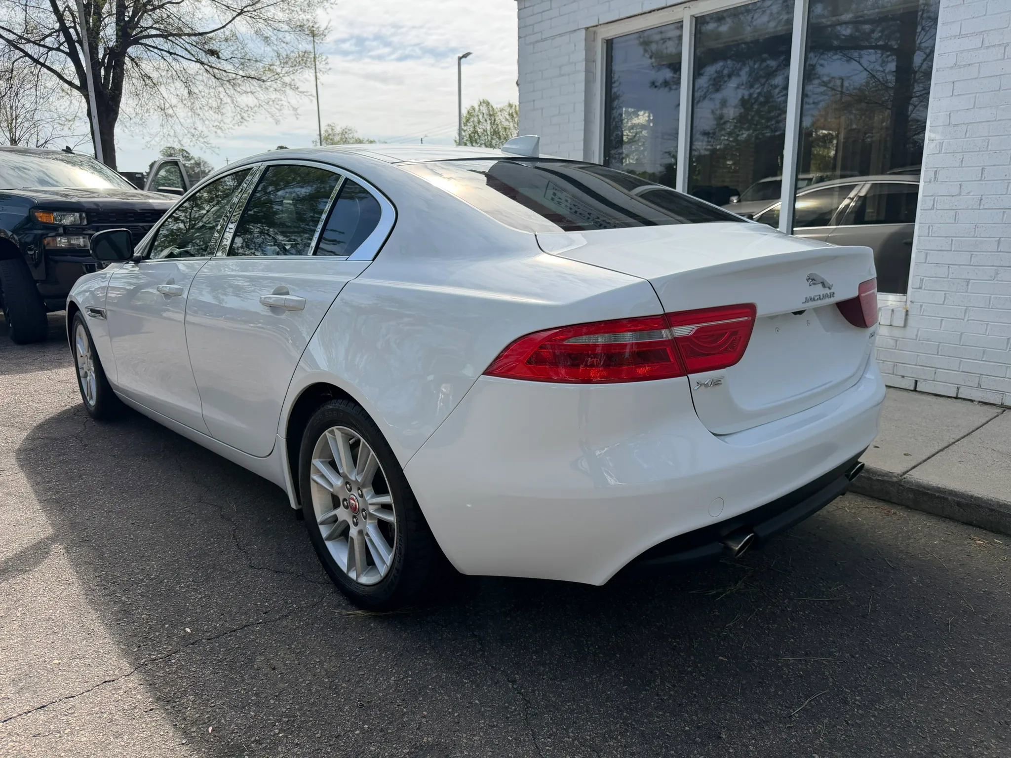 Used 2019 Jaguar XE Premium image 7