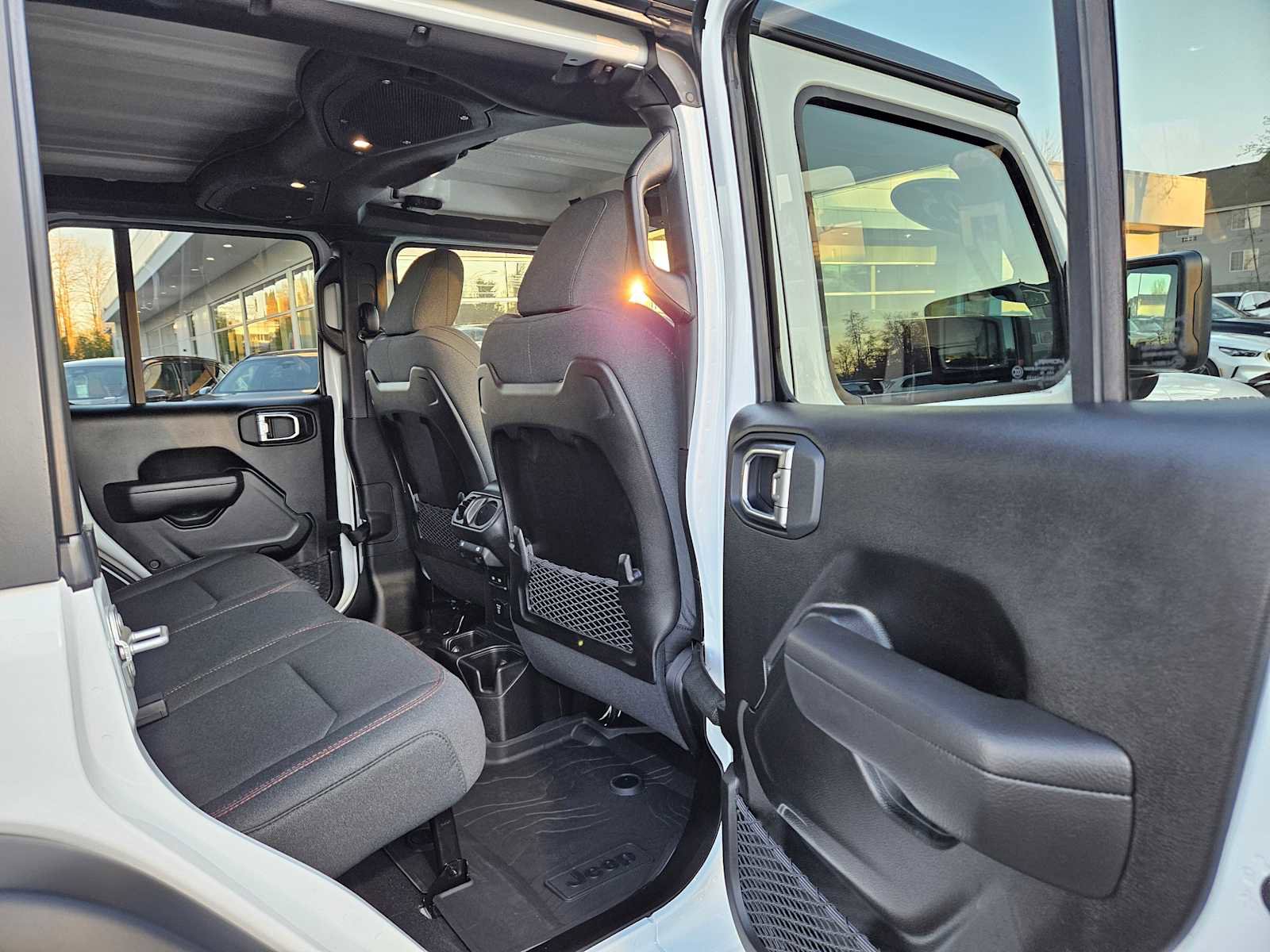 Used 2025 Jeep Wrangler Unlimited Rubicon w/ Technology Group image 14