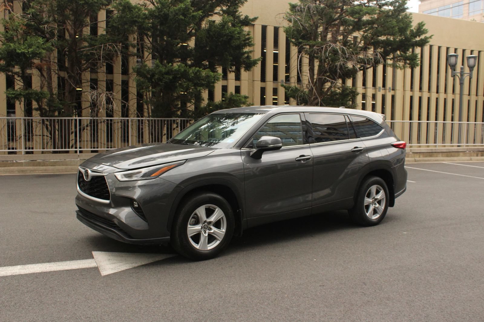 Used 2021 Toyota Highlander LE AWD/4WD image 13
