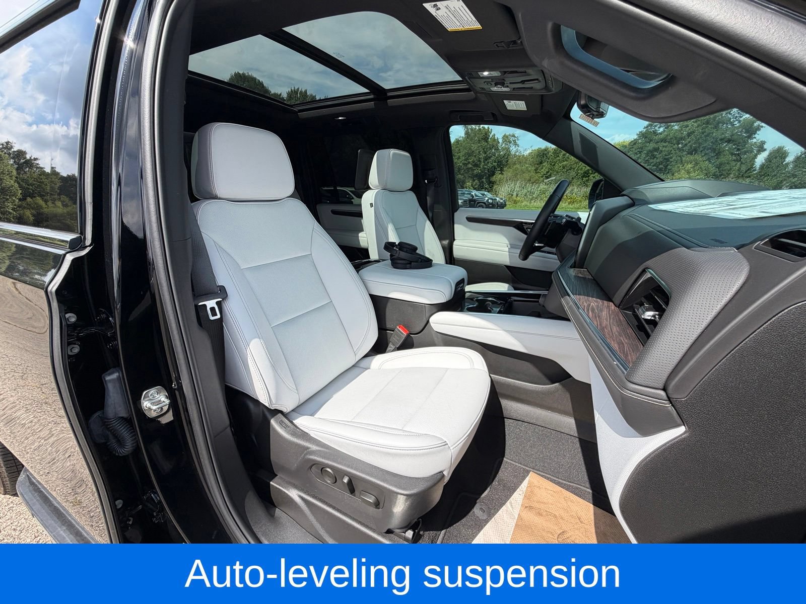 Used 2025 Chevrolet Suburban Premier AWD/4WD image 49