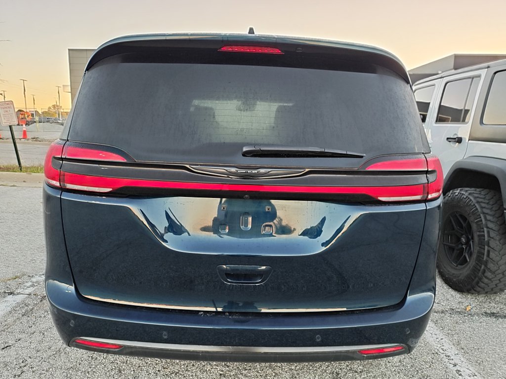 Used 2025 Chrysler Pacifica Limited FWD image 7