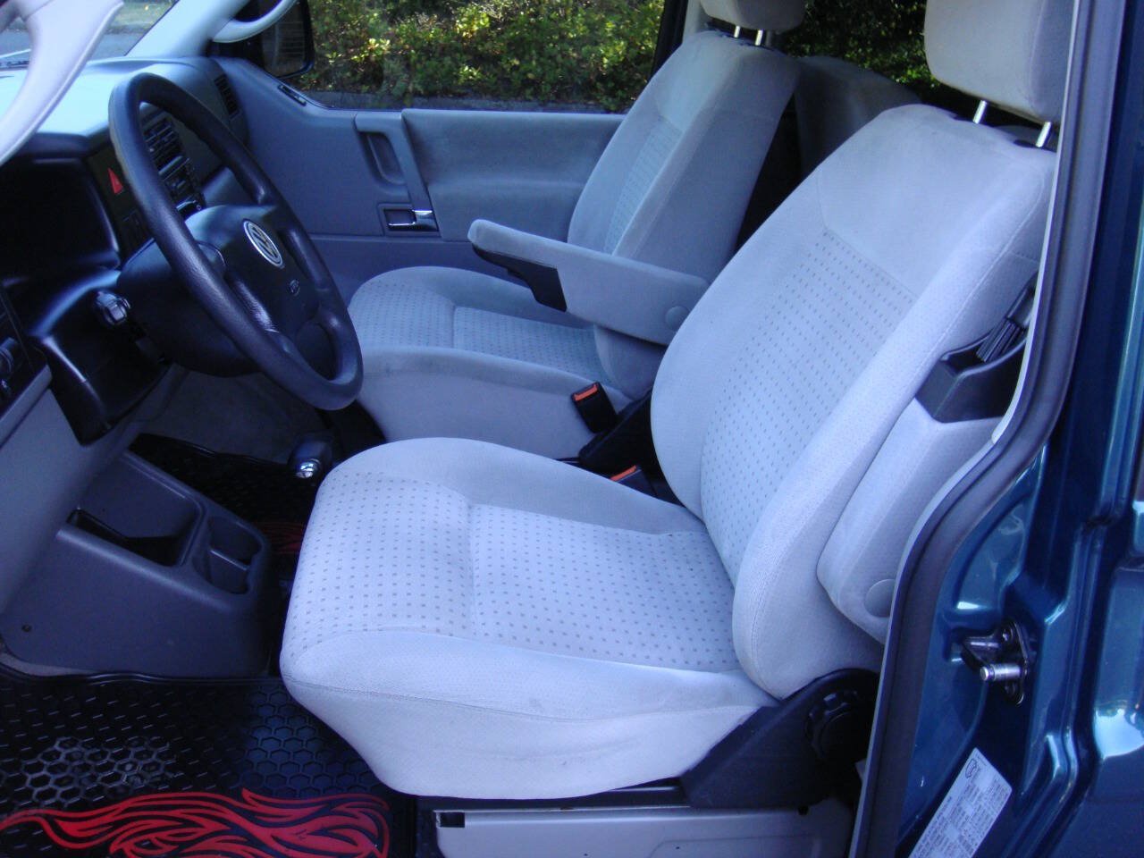 Used 2003 Volkswagen Eurovan MV FWD image 12