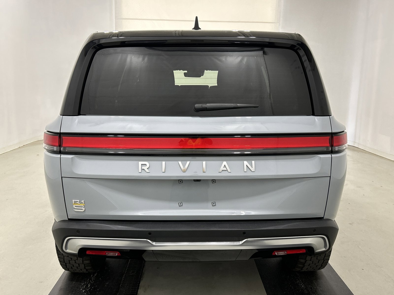 Used 2023 Rivian R1S Adventure image 4