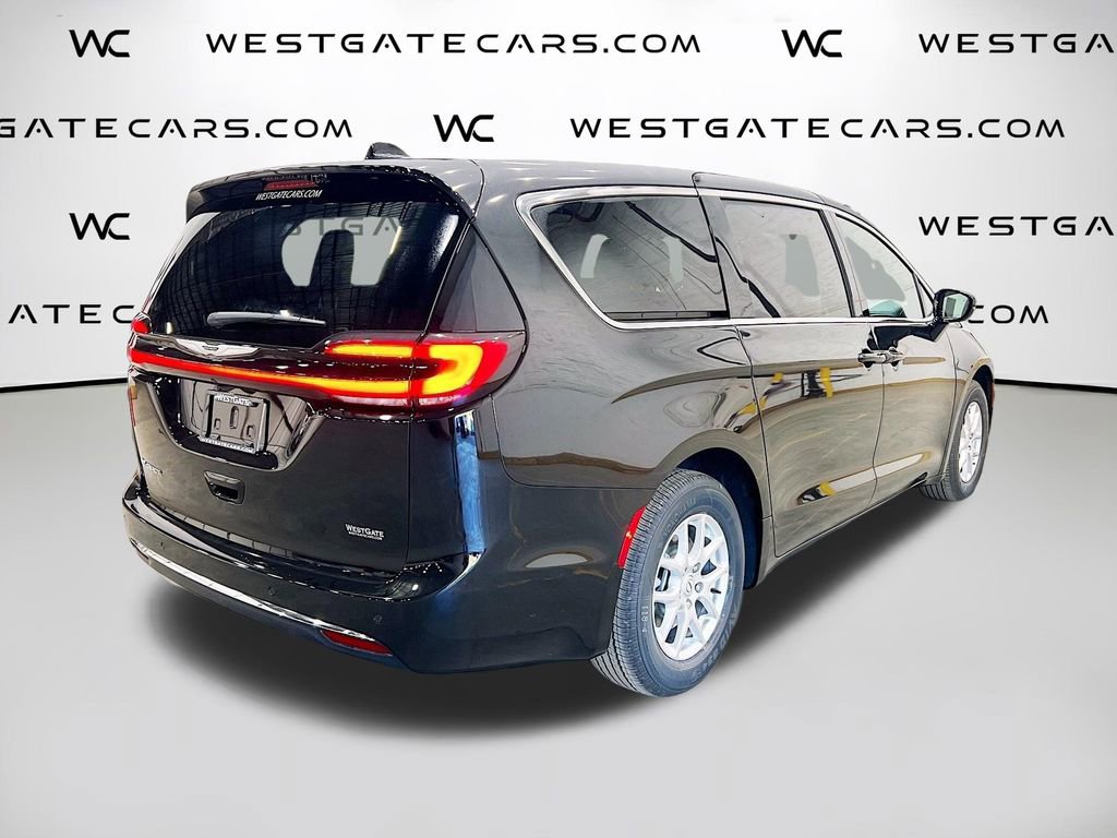 New 2026 Chrysler Pacifica Select image 8