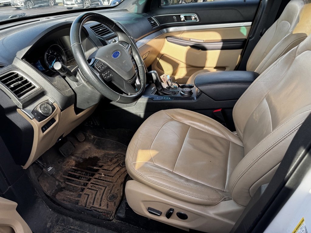 Used 2017 Ford Explorer XLT w/ Equipment Group 202A image 9