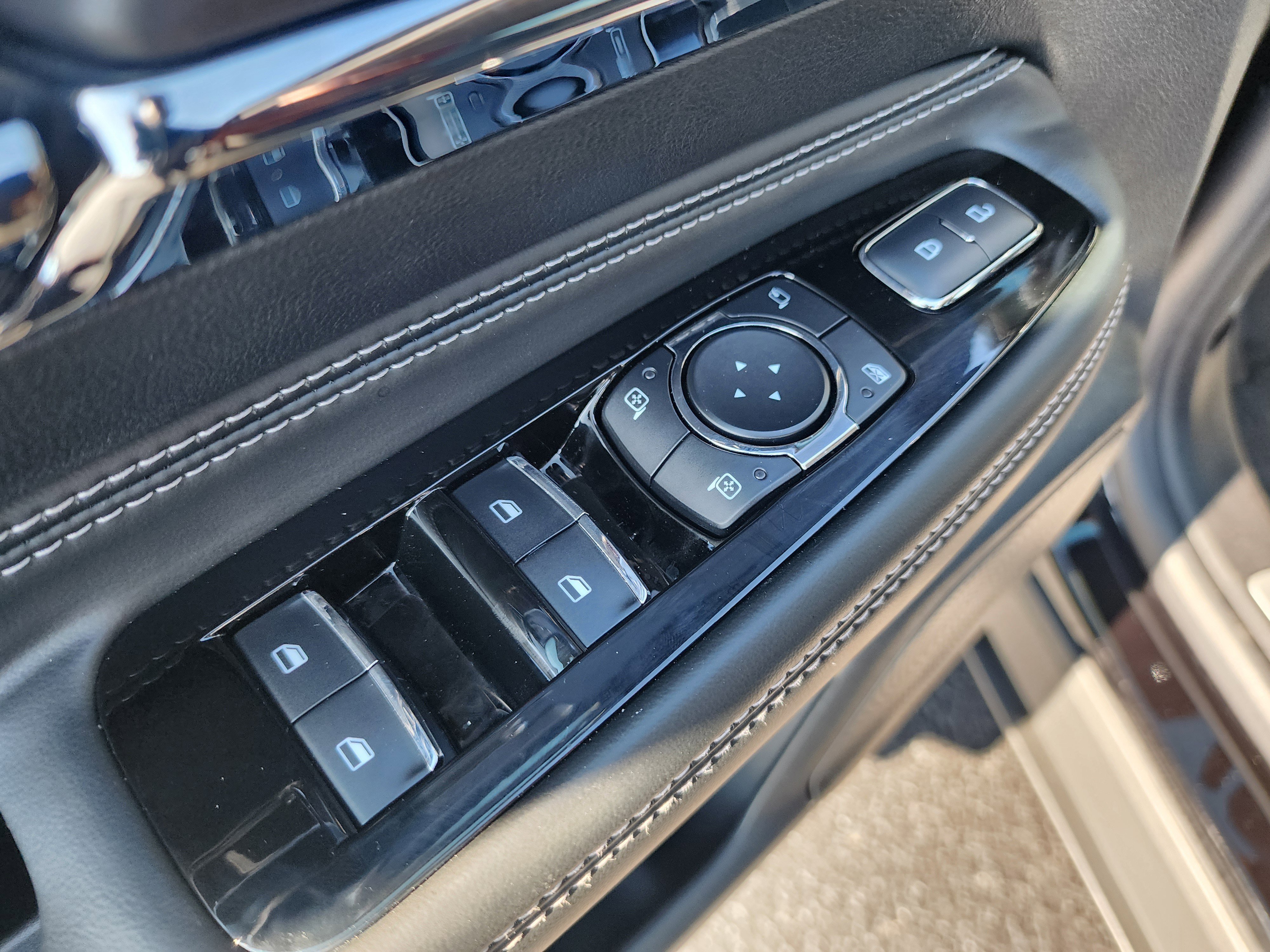 Used 2025 Lincoln Corsair FWD image 25