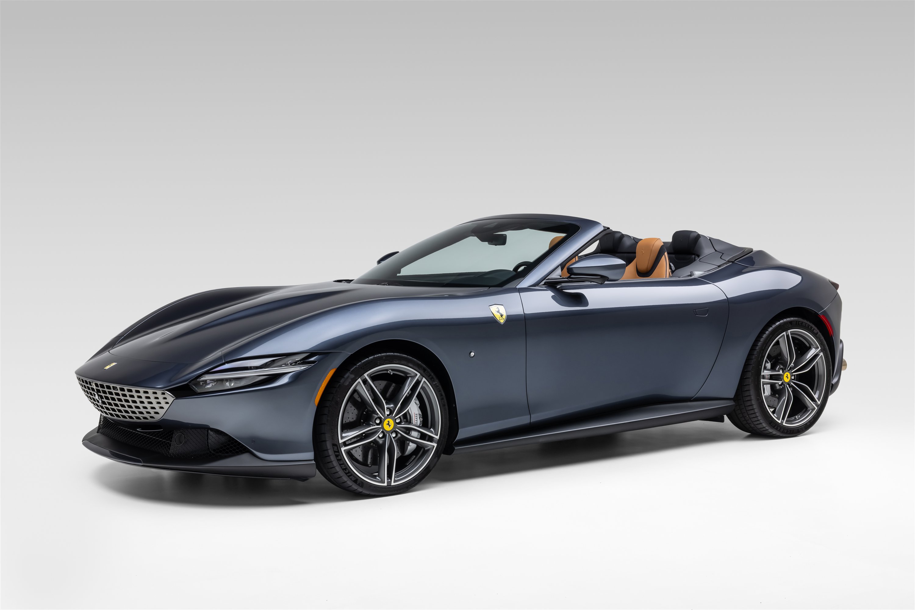 Used 2025 Ferrari Roma Spider RWD image 2