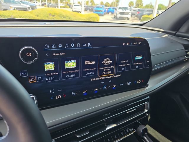 Used 2025 Chevrolet Traverse LT w/ Driver Confidence Package image 26