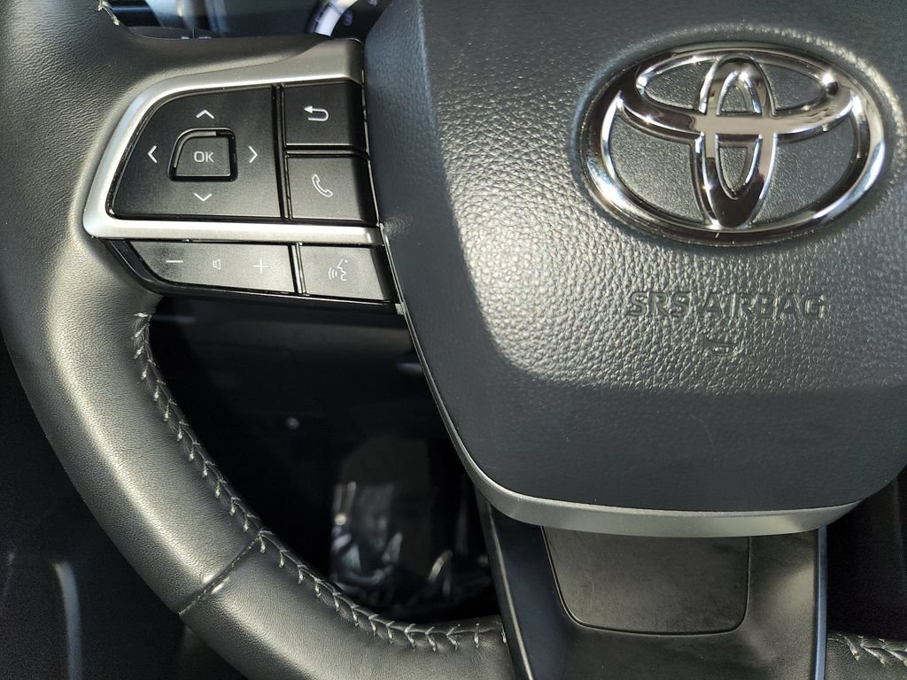 Used 2025 Toyota Highlander LE FWD image 26