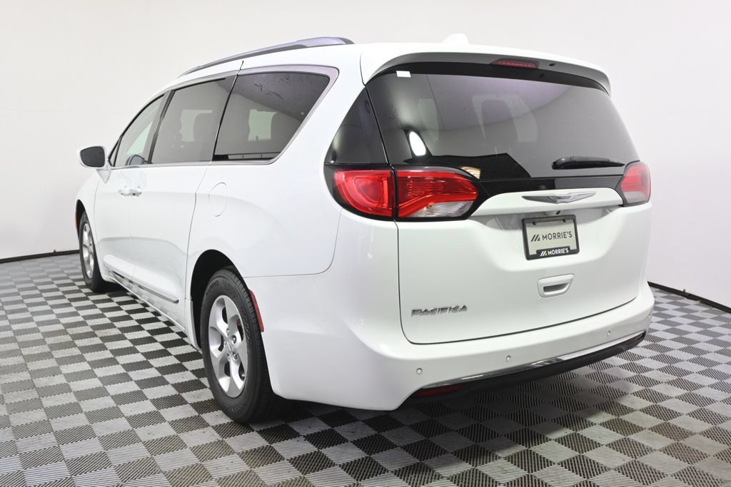 Used 2017 Chrysler Pacifica Touring-L Plus FWD image 4