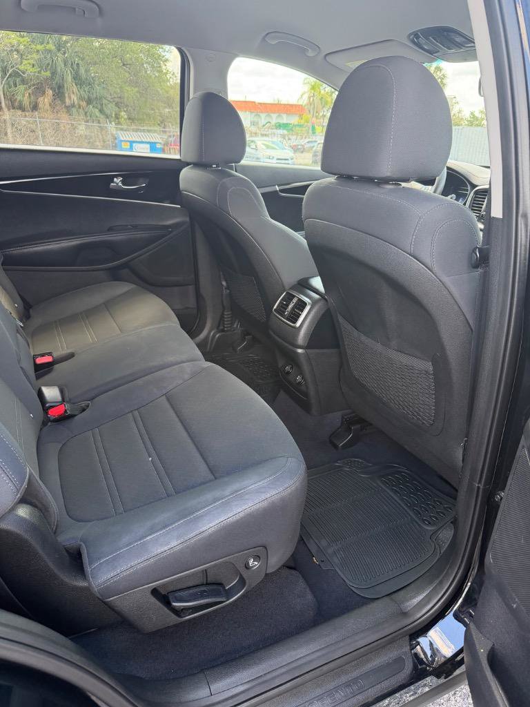 Used 2020 Kia Sorento LX FWD image 29