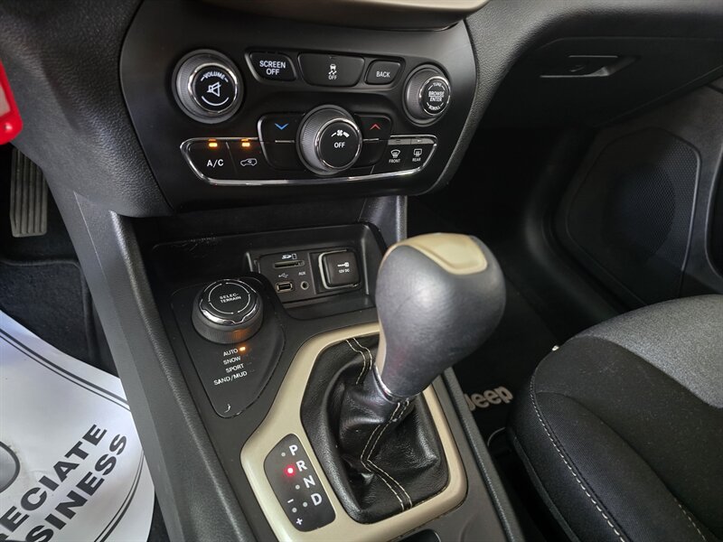 Used 2014 Jeep Cherokee Latitude AWD/4WD image 21