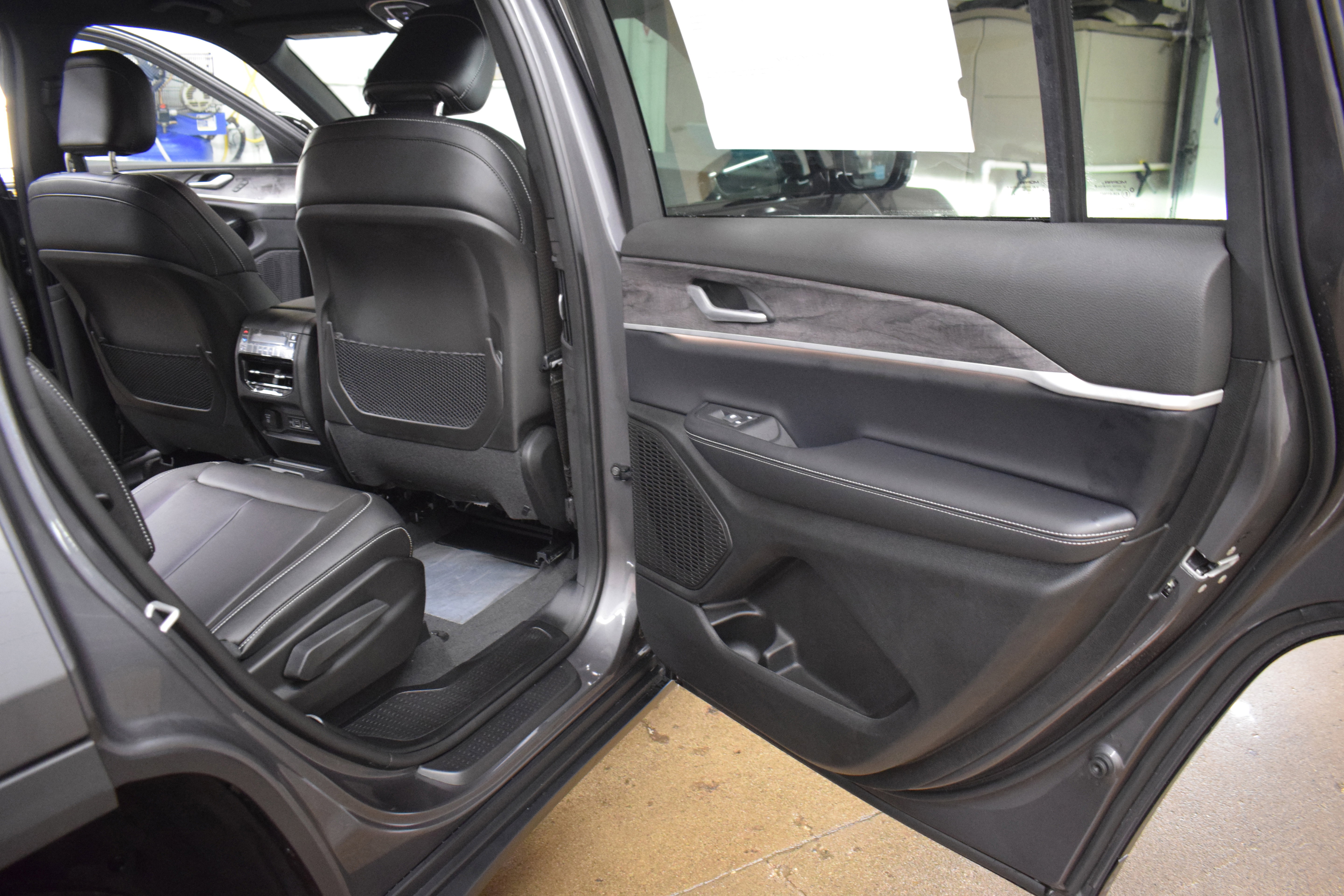 New 2025 Jeep Grand Cherokee L Limited w/ Black Appearance Package image 6