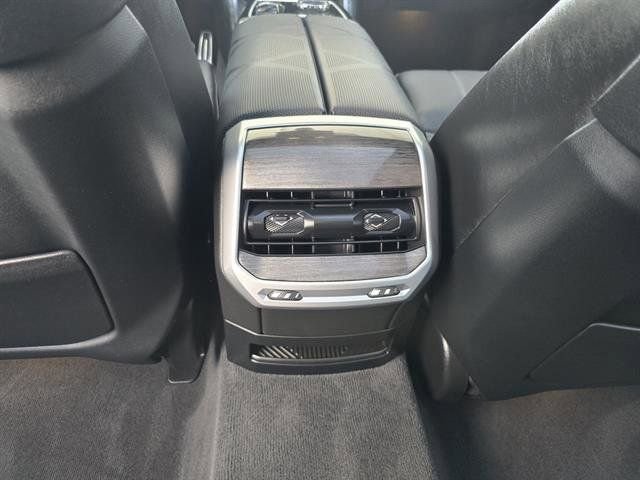 Used 2024 BMW i7 xDrive60 image 16