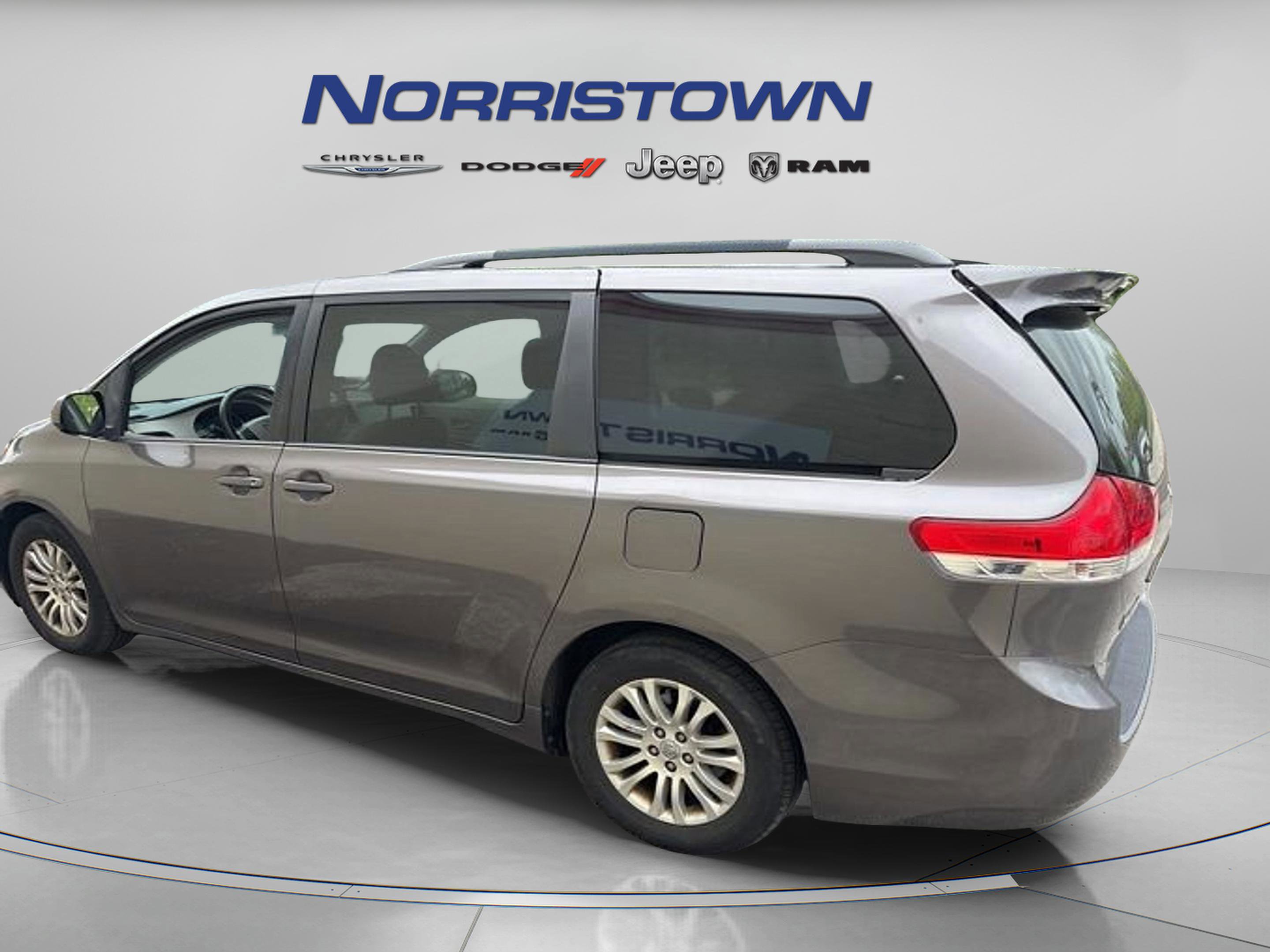 Used 2013 Toyota Sienna XLE FWD image 4