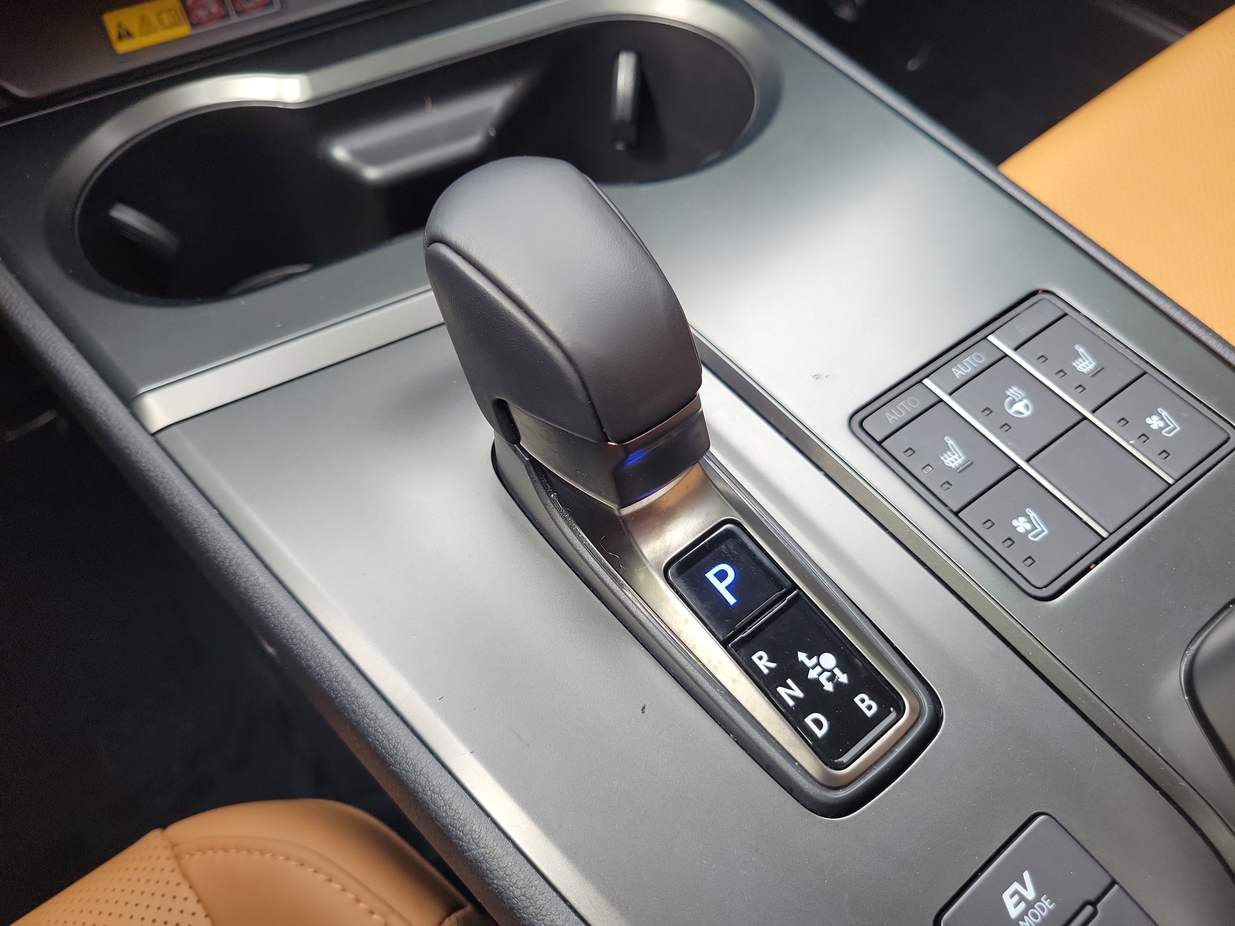 Used 2025 Lexus UX 300h FWD w/ Accessory Package (Z2) image 30