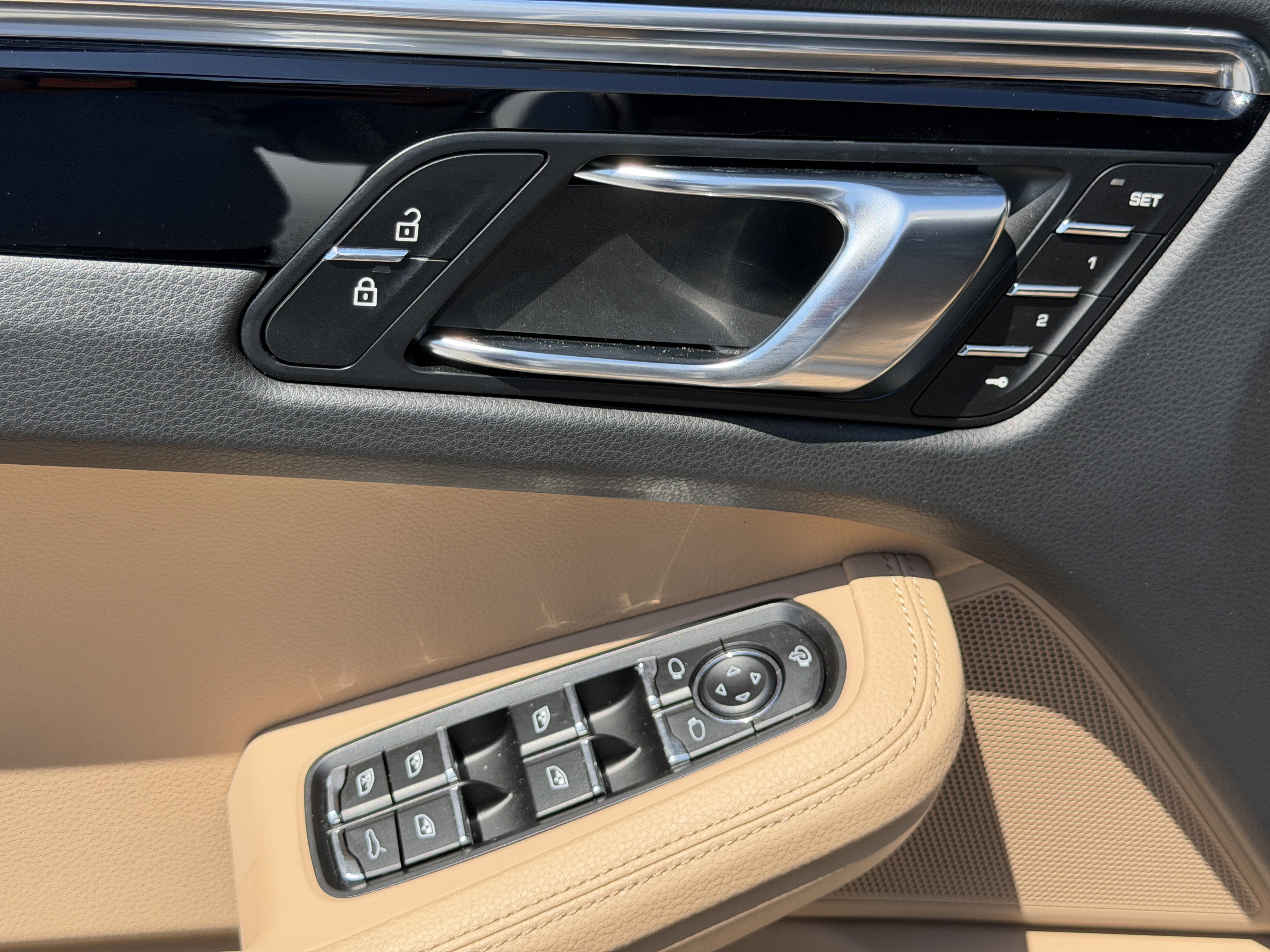 Certified 2025 Porsche Macan AWD/4WD image 23