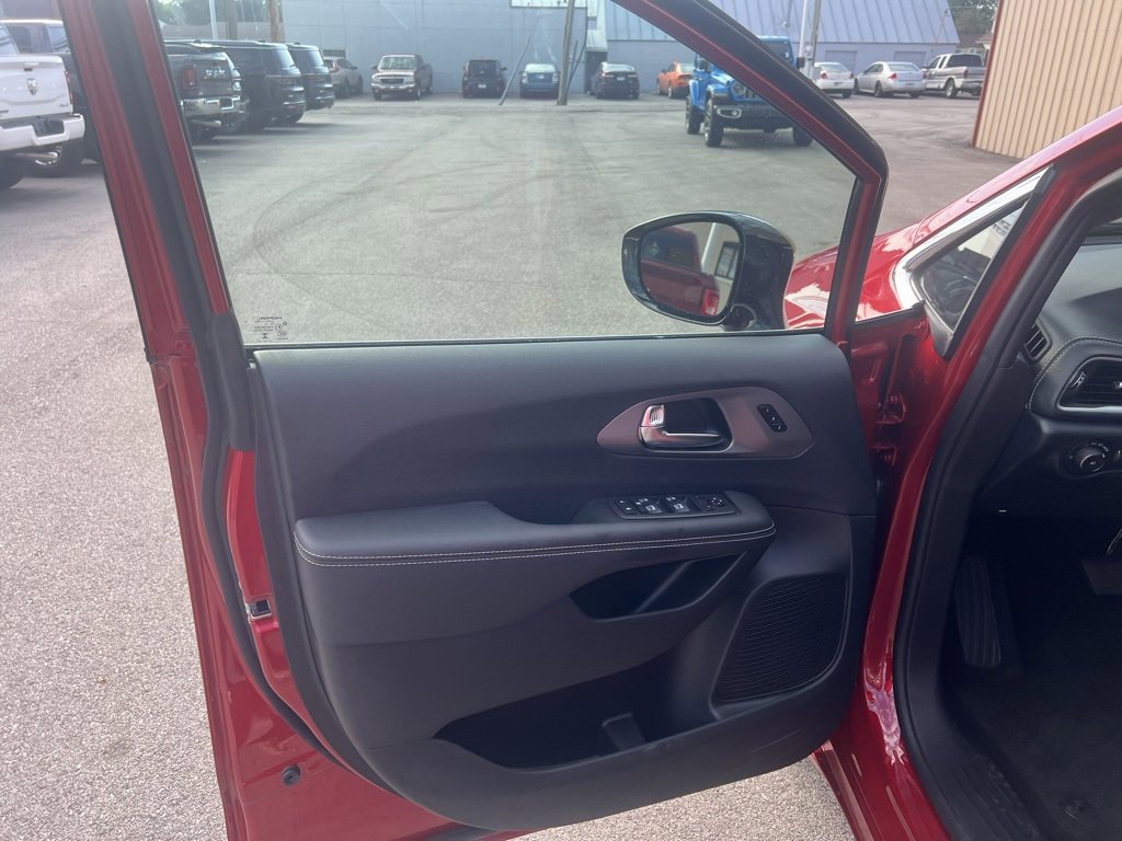 New 2025 Chrysler Pacifica Select image 12