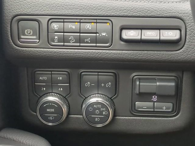 Used 2024 GMC Yukon Denali w/ Advanced Technology Package image 31