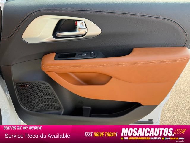 Used 2025 Chrysler Pacifica Pinnacle w/ Trailer Tow Group AWD/4WD image 9