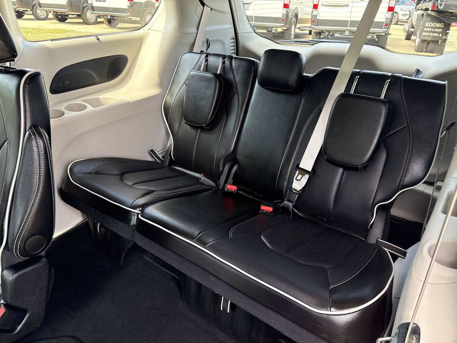 Used 2024 Chrysler Pacifica Limited FWD image 11