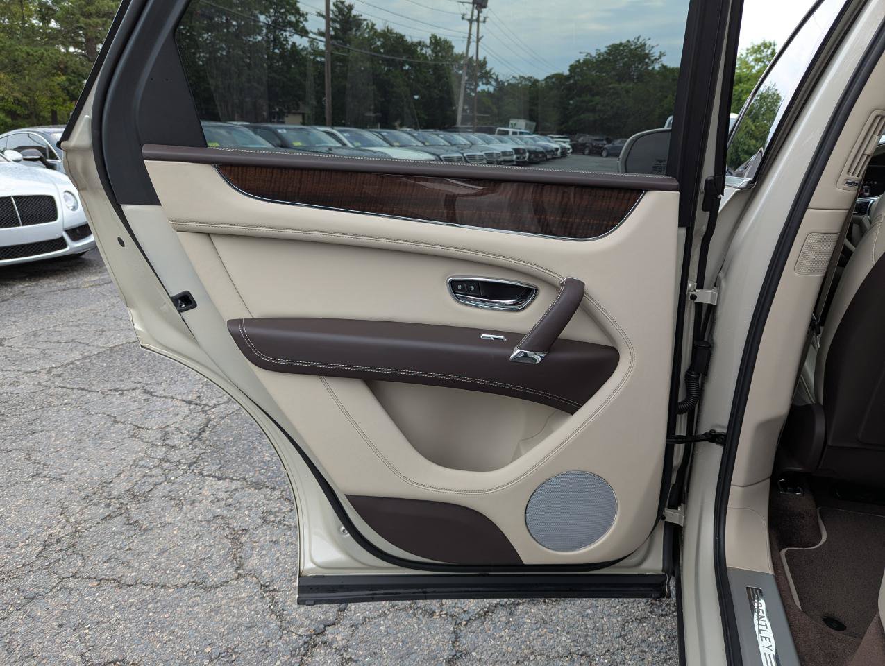 Used 2020 Bentley Bentayga AWD/4WD image 40