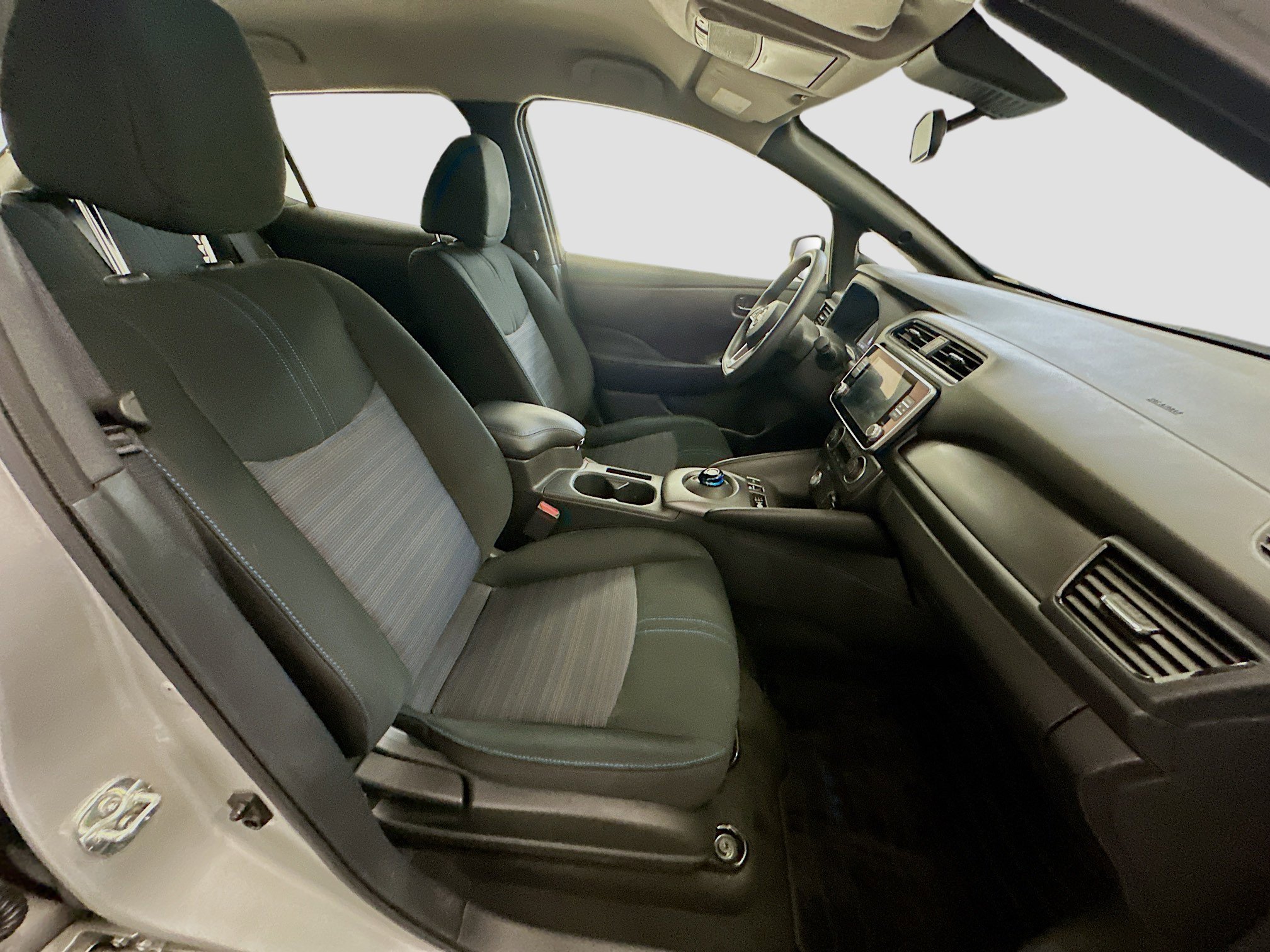 Used 2024 Nissan Leaf S image 31