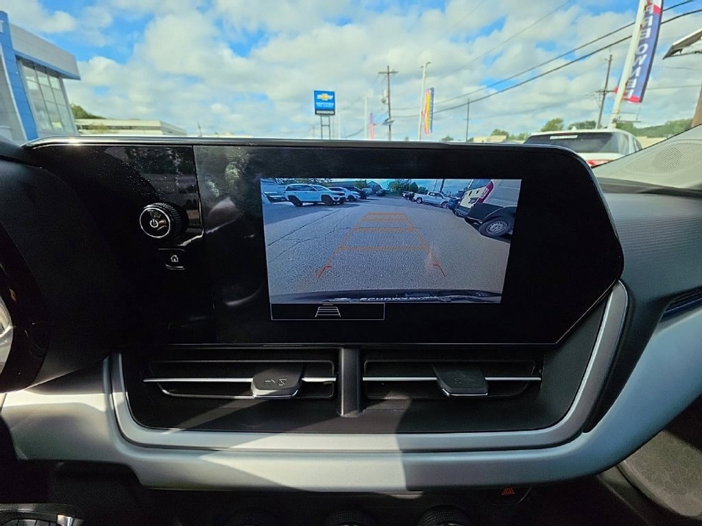 Used 2025 Chevrolet Trax LS w/ LS Convenience Package FWD image 16