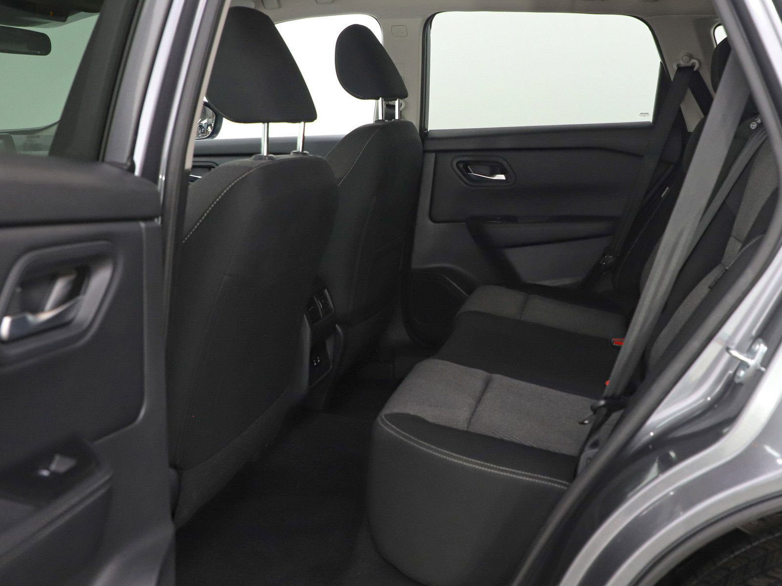 Used 2025 Nissan Rogue SV image 18