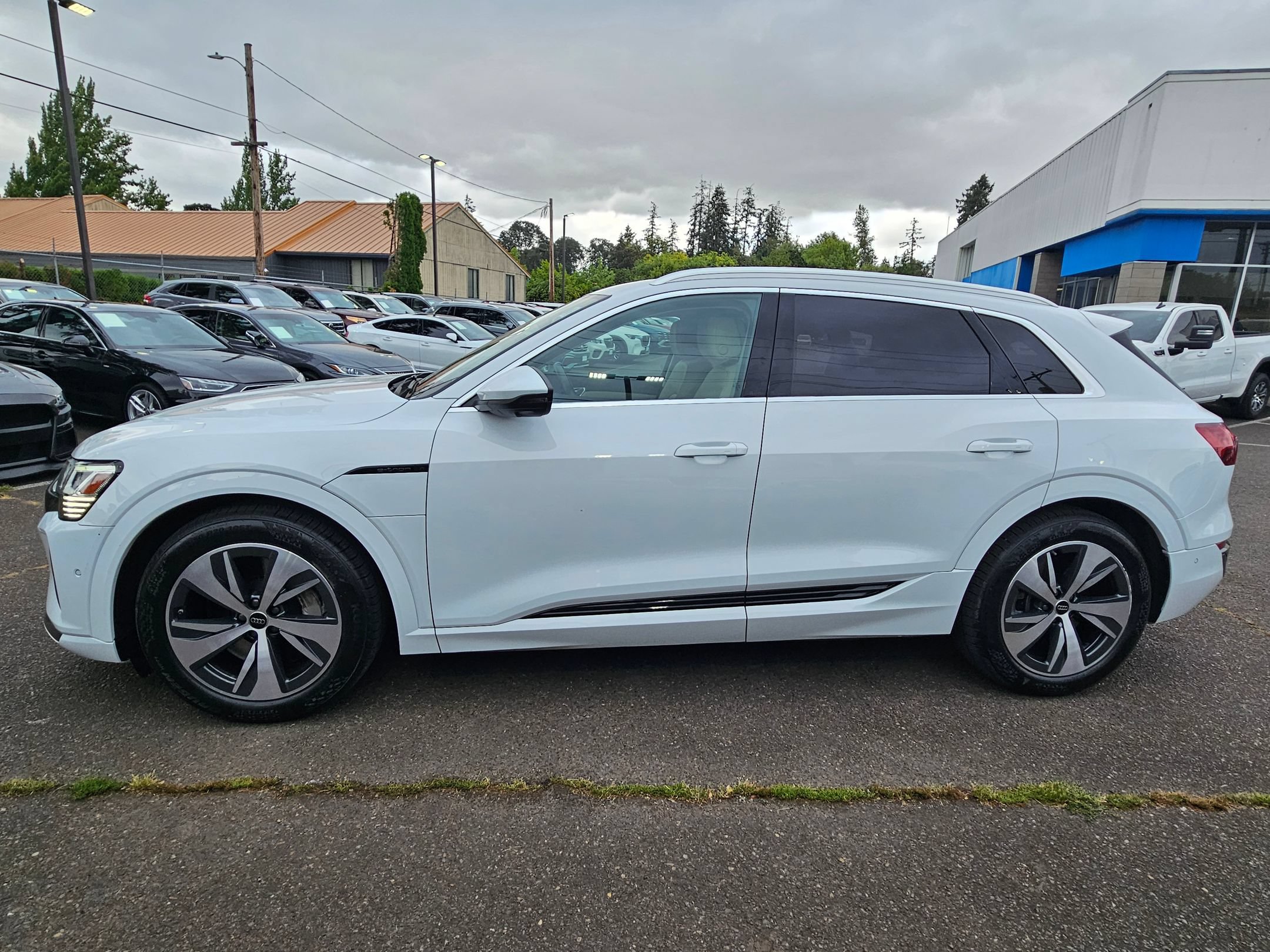 Used 2024 Audi Q8 e-tron Premium Plus w/ Premium Plus Package AWD/4WD image 2