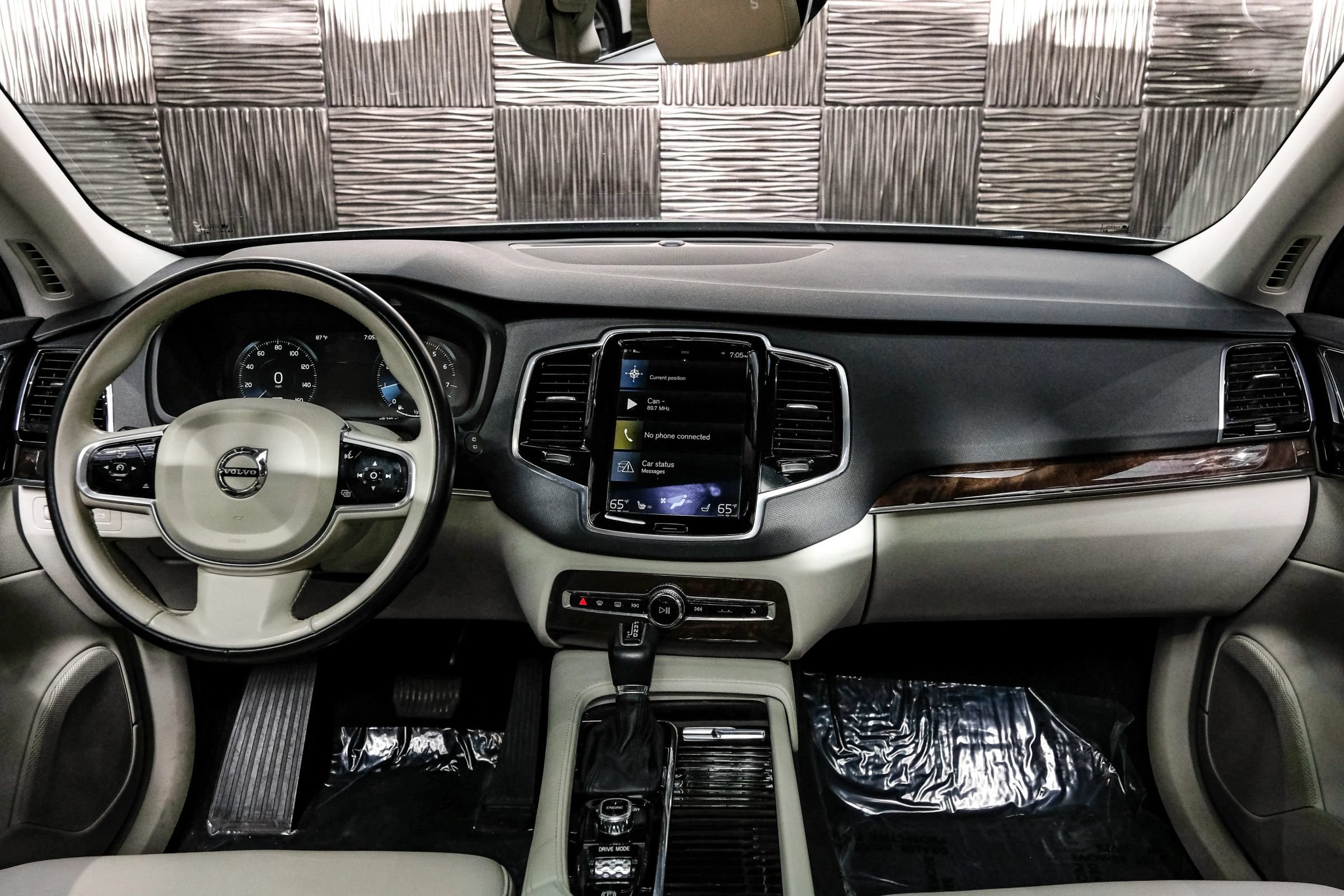 Used 2017 Volvo XC90 T6 Momentum w/ Convenience Package AWD/4WD image 14