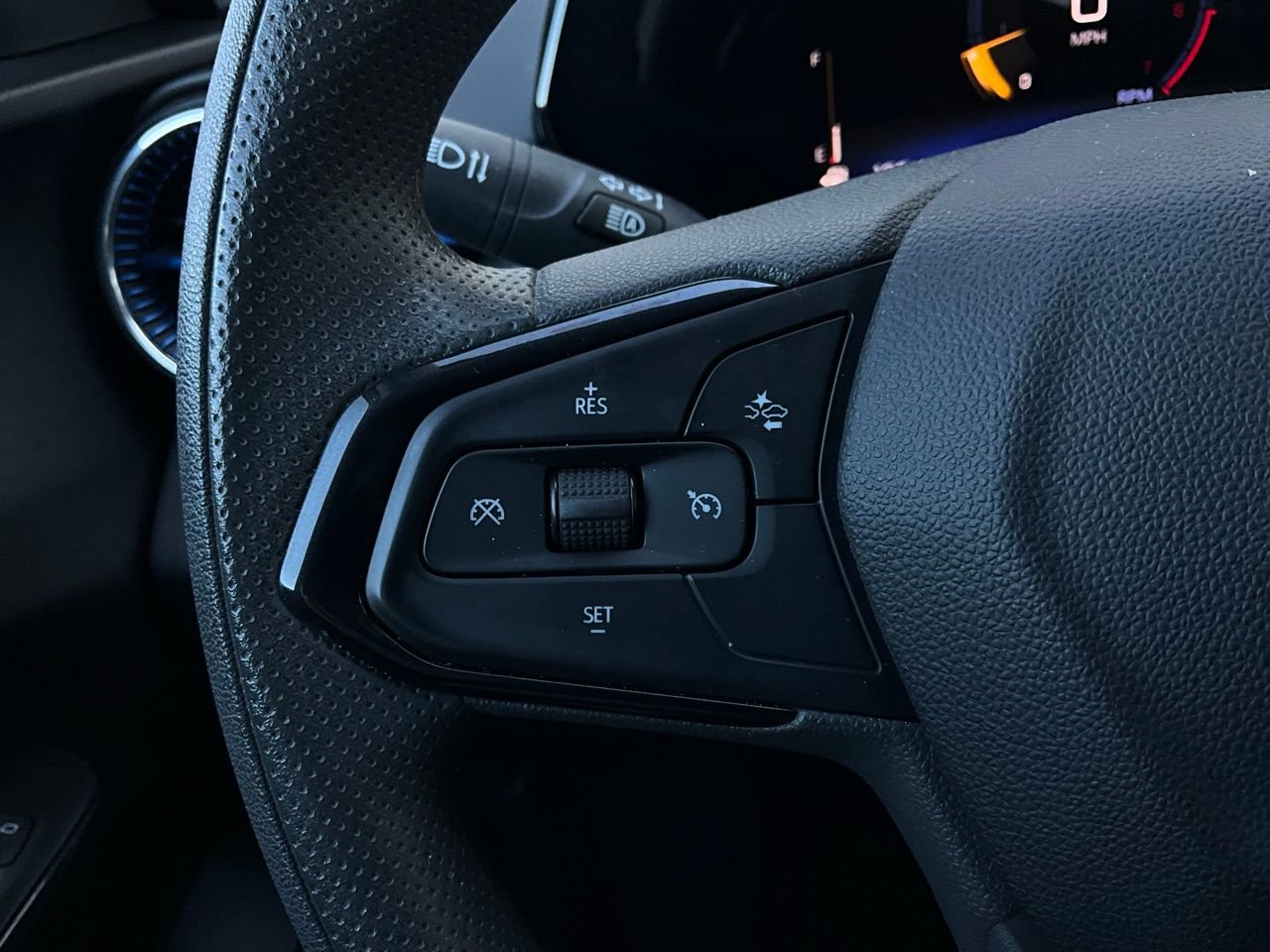 Used 2025 Chevrolet Trax LT image 32