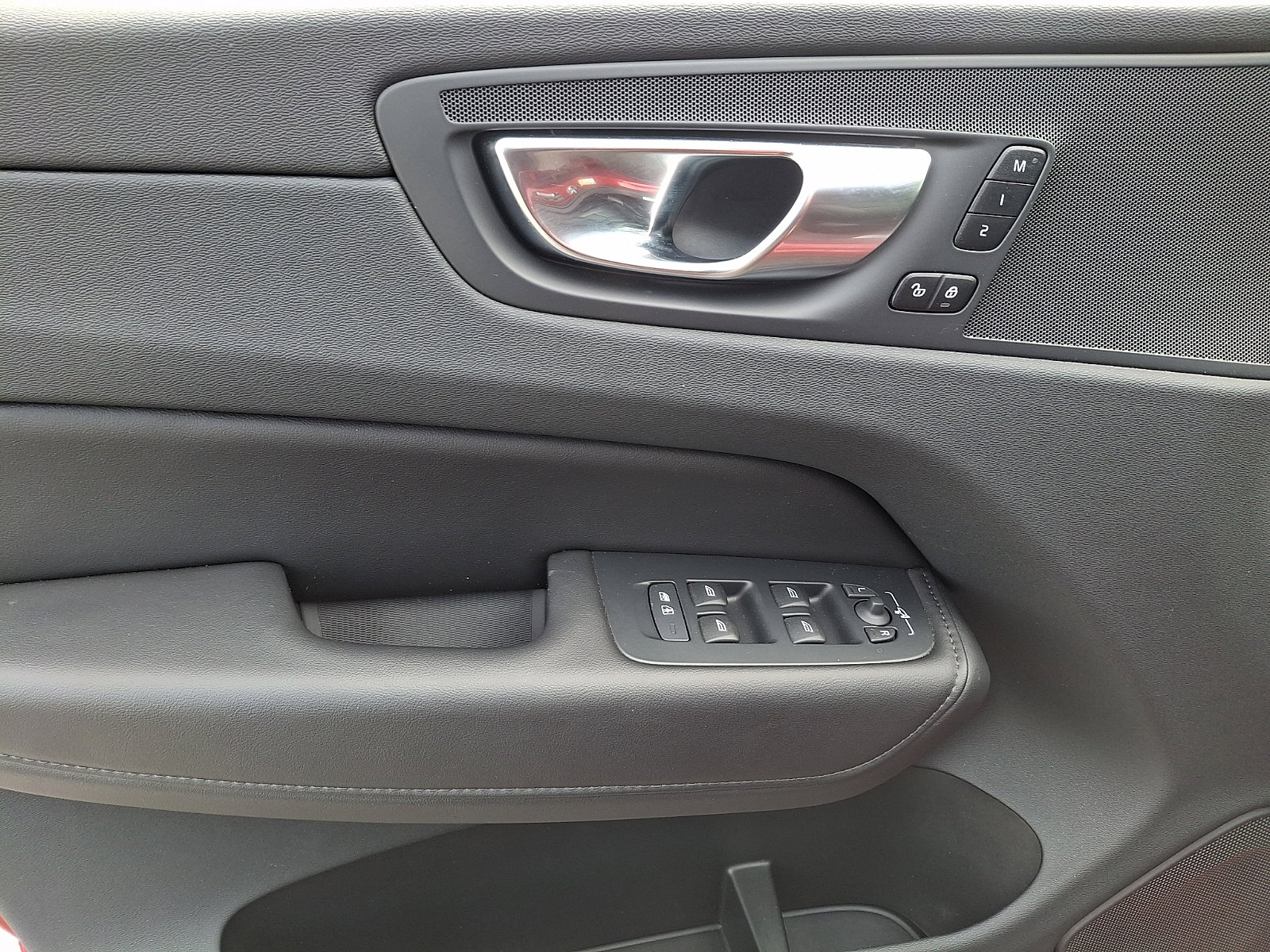 Certified 2023 Volvo XC60 B5 Plus w/ Climate Package image 12