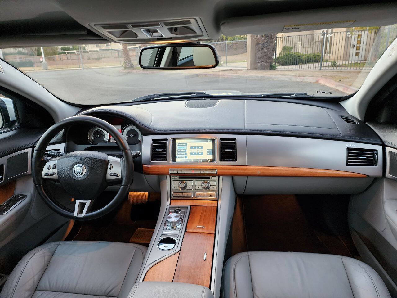 Used 2010 Jaguar XF Luxury image 40