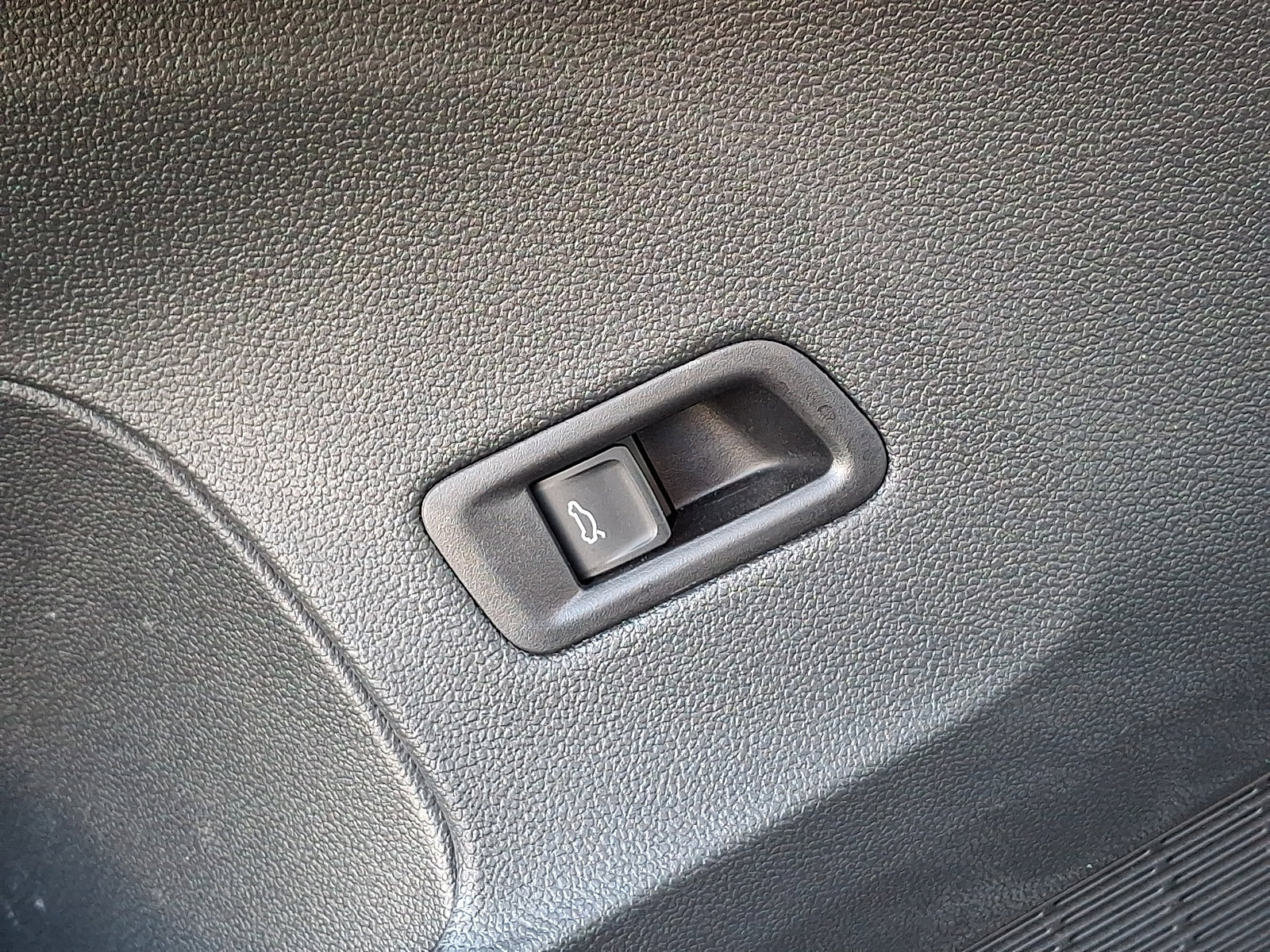 Certified 2025 Volkswagen Atlas Cross Sport SE w/ Panoramic Sunroof Package image 25