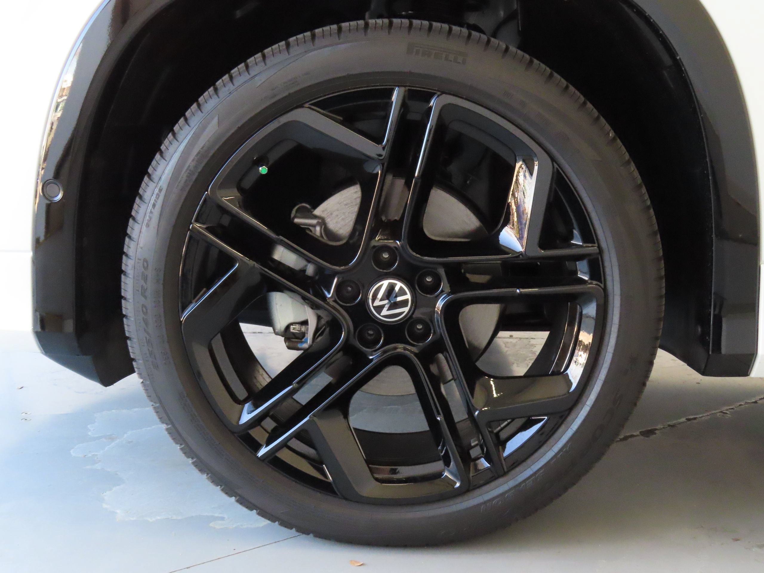 New 2026 Volkswagen Tiguan SE R-Line FWD image 28
