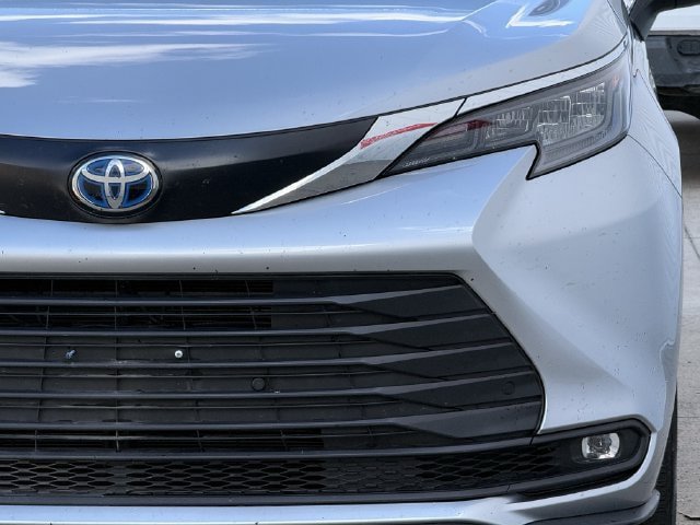 Used 2025 Toyota Sienna XLE FWD image 9