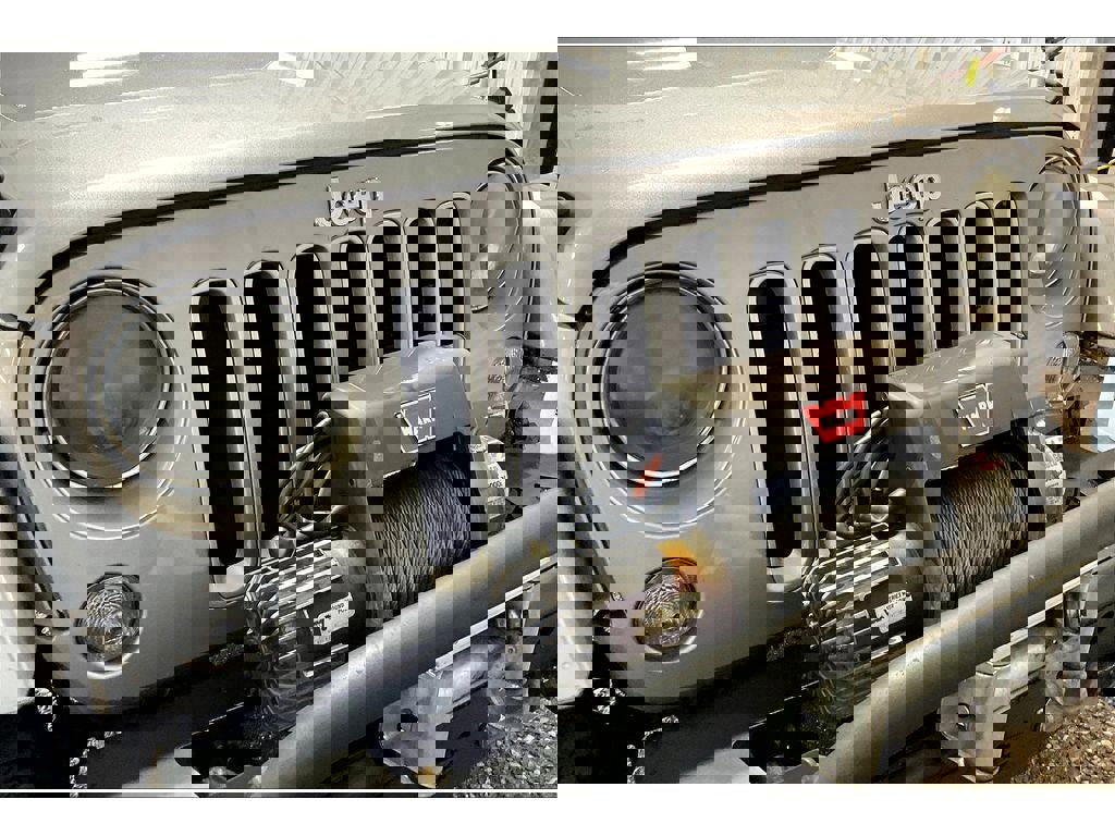 Used 2016 Jeep Wrangler Unlimited Sahara w/ Connectivity Group image 29