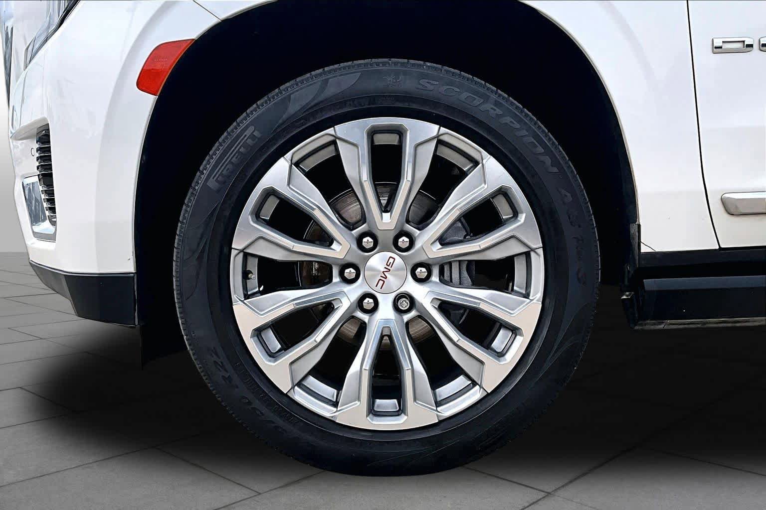 Used 2021 GMC Yukon Denali w/ Denali Premium Package RWD image 11