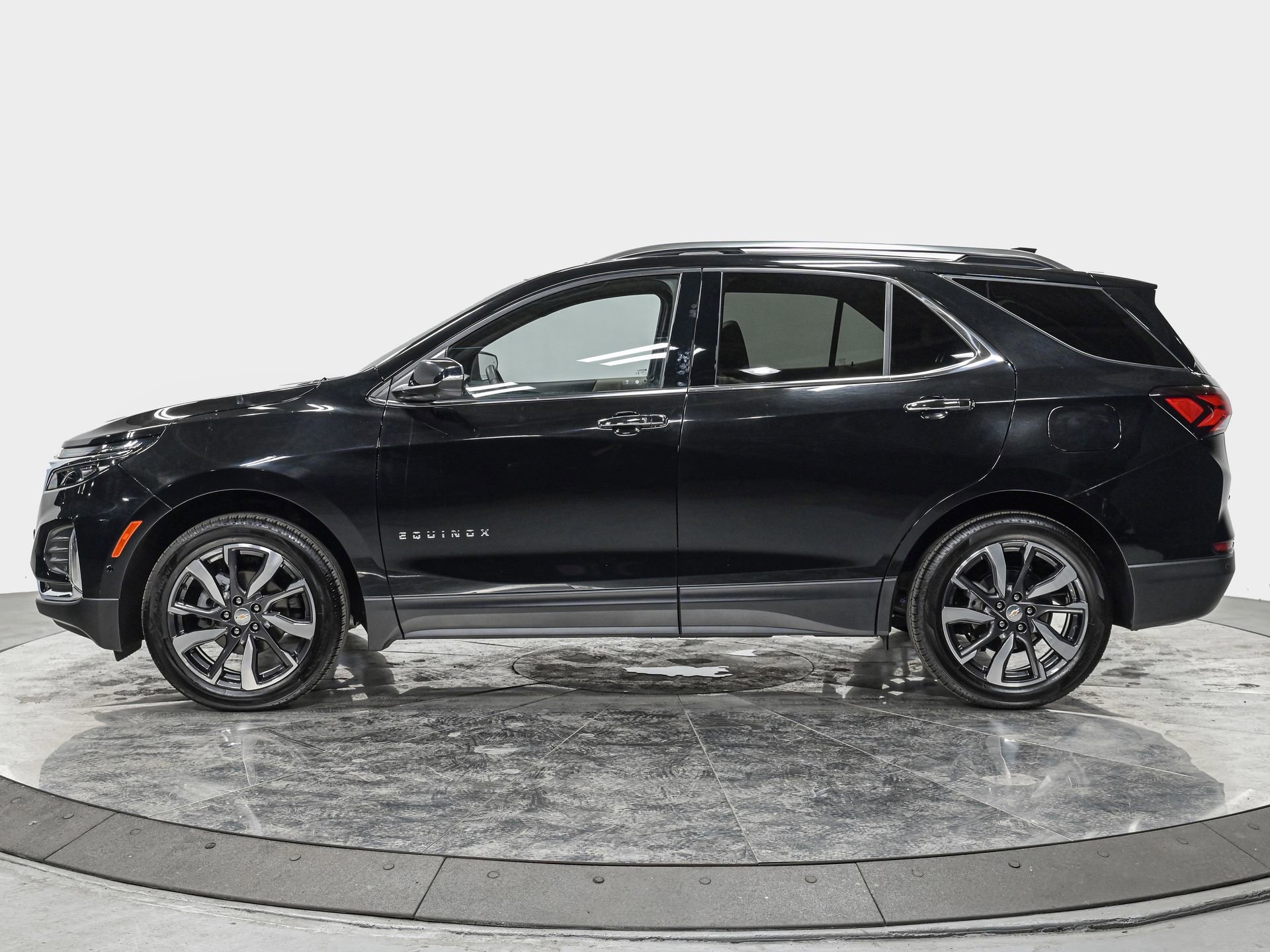 Used 2023 Chevrolet Equinox Premier image 2