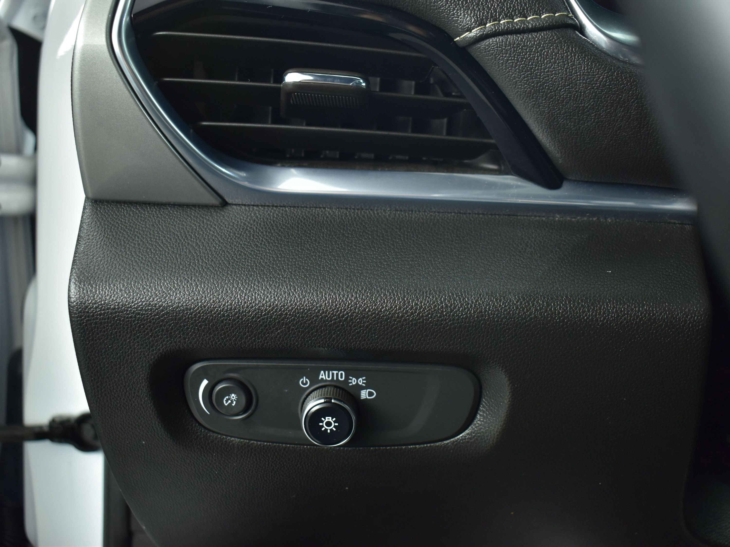 Used 2023 Chevrolet Traverse LT w/ LT Premium Package image 18