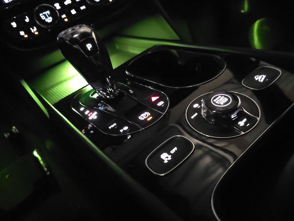 Used 2020 Bentley Bentayga Plug-In Hybrid image 68