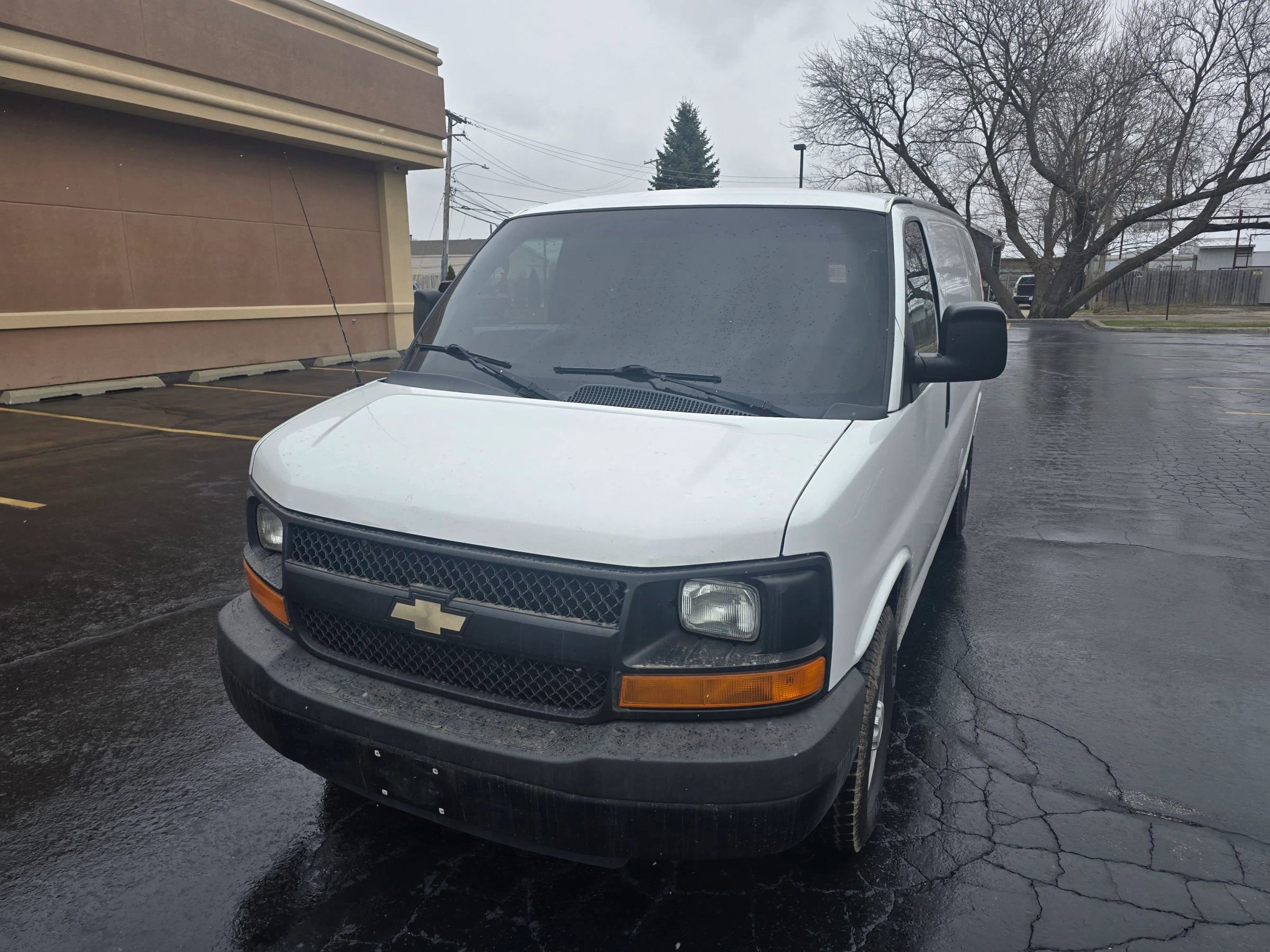 Used 2015 Chevrolet Express 2500 RWD image 4