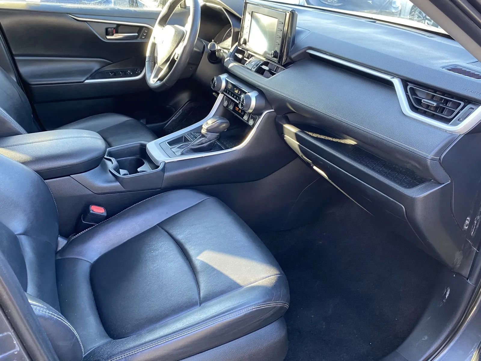 Used 2020 Toyota RAV4 XLE Premium image 6